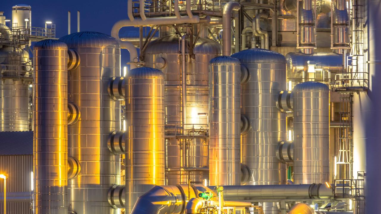 Fitch prende alarmas: crisis química en LatAm podría golpear a Chile