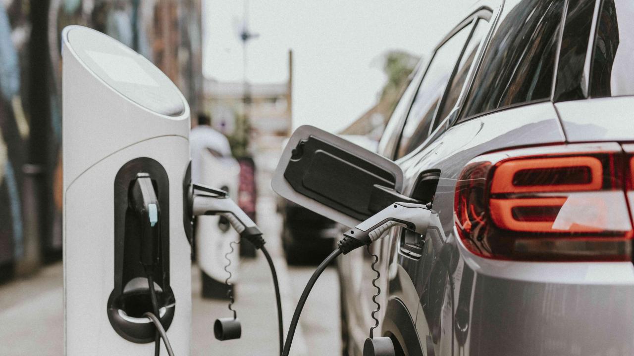 Chile acelera híbridos, pero la electromovilidad sigue en deuda