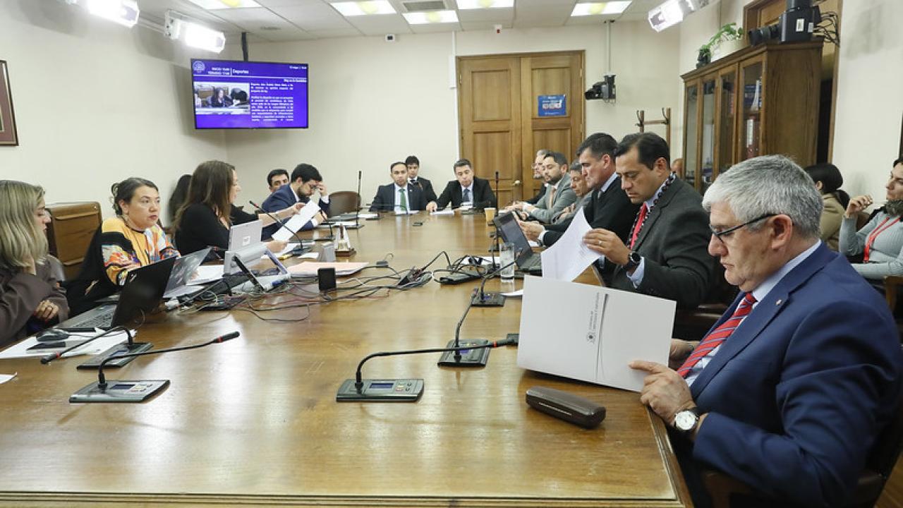 Congreso prohibiría contratos entre futbolistas y casas de apuestas