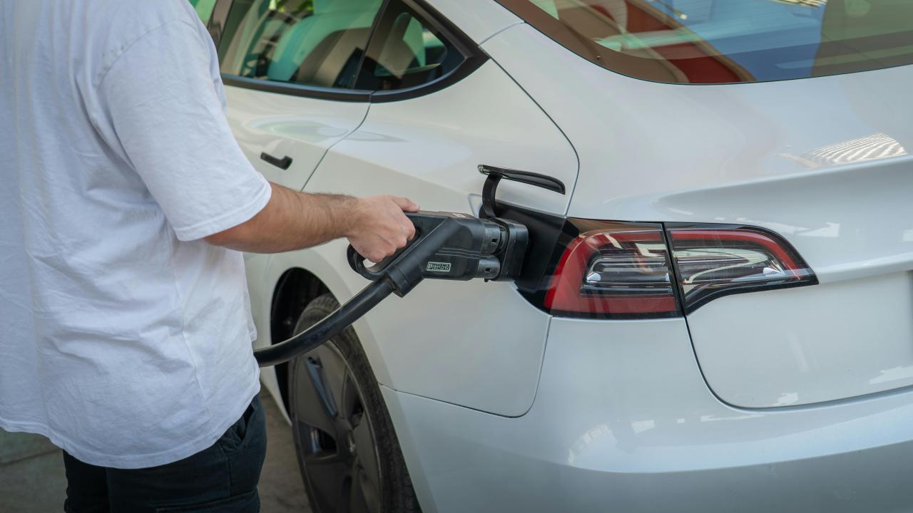 Venta de autos electrificados crece 143% en abril  
