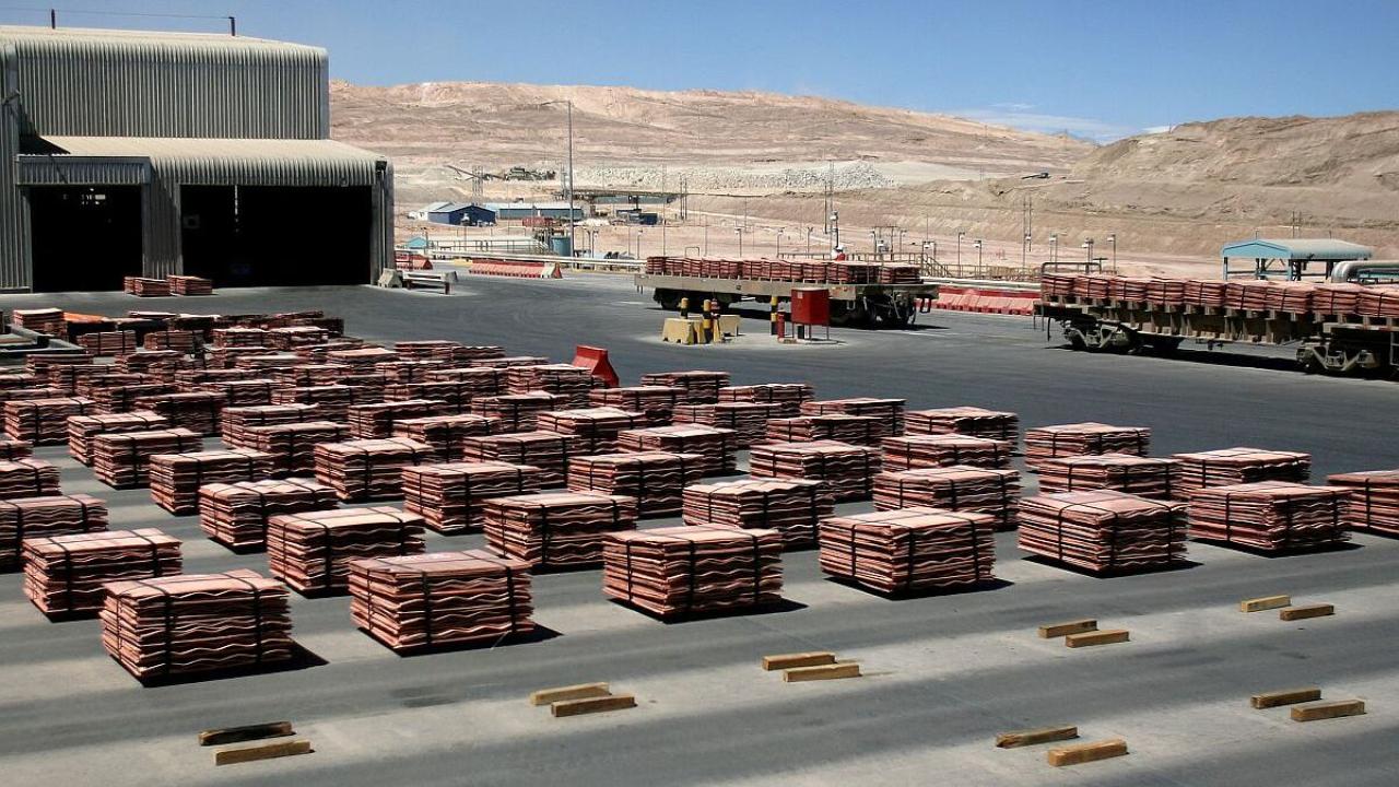 Cobre rompe récord, pero dólar vuelve a subir