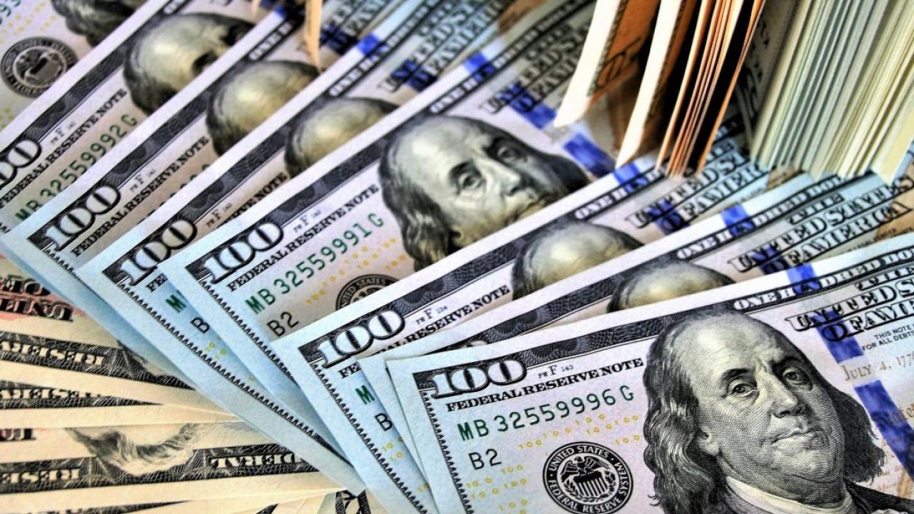 Dólar vuelve a dispararse y supera los $906
