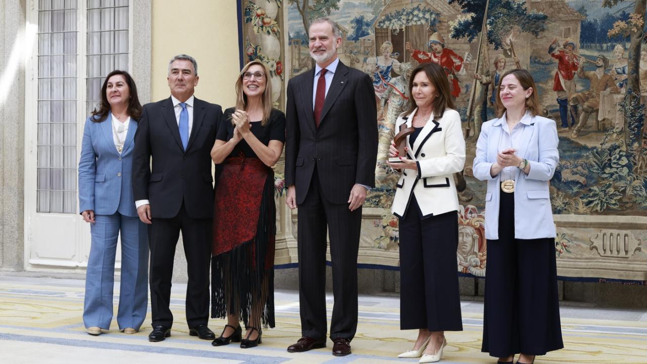 Rey Felipe VI entrega premio a familia Luksic 